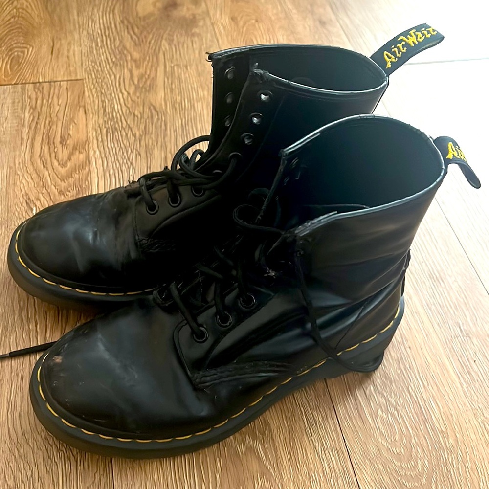Women’s size 6 Dr. Martens